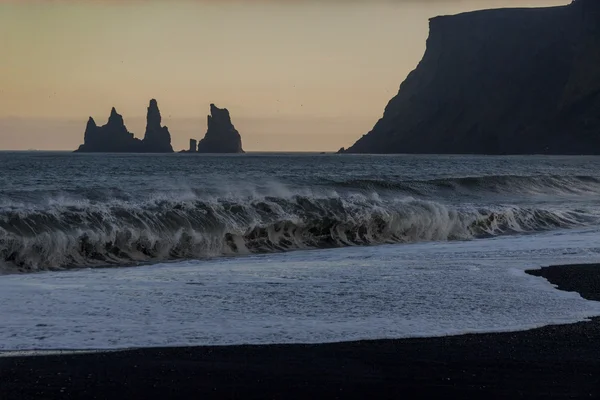 Zwarte strand in Vik, zuiden van IJsland — Stockfoto