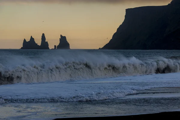 Черный пляж в Вике, южная Исландия — стоковое фото