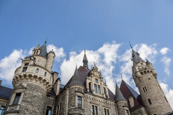 Blick auf einen Teil der Burg Moszna - Polen, Europa. — Stockfoto