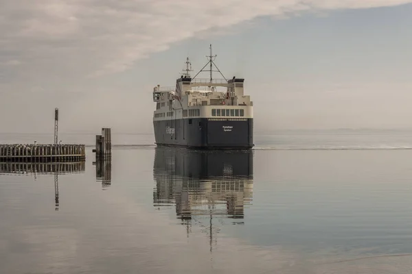 Ferry AlsFAERGEN sale del puerto en Fynshav, Dinamarca . —  Fotos de Stock
