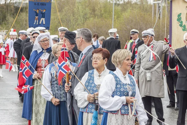 Personas en desfile antes de la escuela en Verdal, Noruega . — Foto de Stock