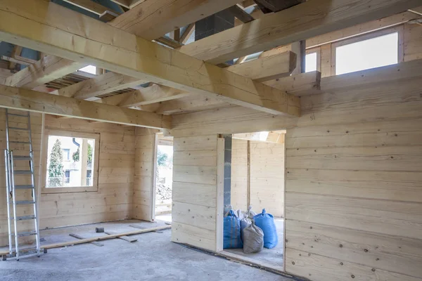 Wnętrze niedokończony dom drewniany. — Zdjęcie stockowe