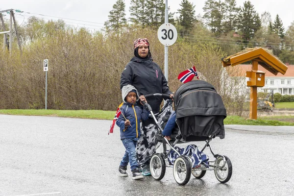 Pessoas no parde antes da escola em Verdal, Noruega . — Fotografia de Stock