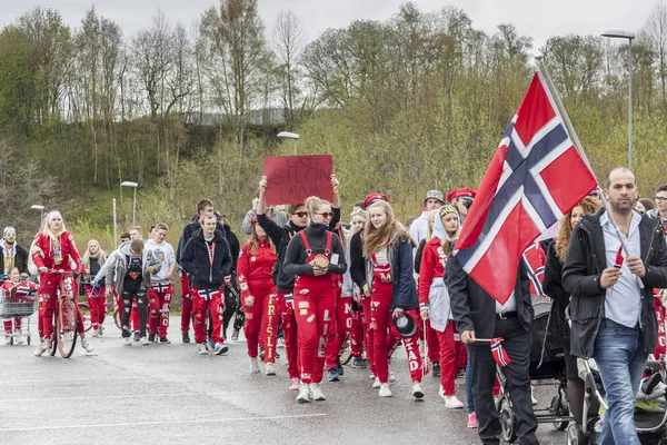 People on parde before school in Verdal, Norway. — Stock Photo, Image