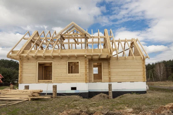 Casa de madera en construcción. — Foto de Stock