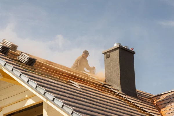 Roofer in work — Stock Photo, Image