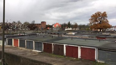 Doğrultusunda eski garajlar.