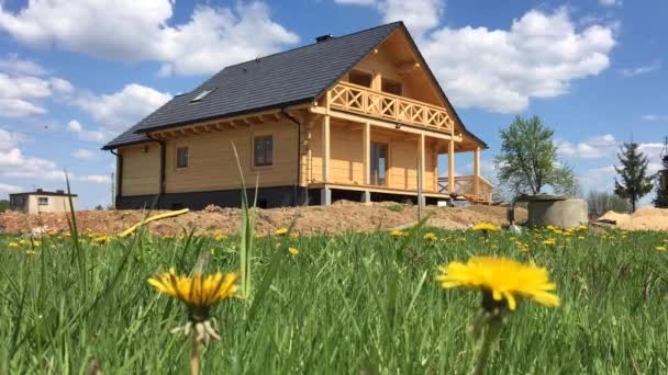 Casa de família de madeira - Polónia . — Vídeo de Stock