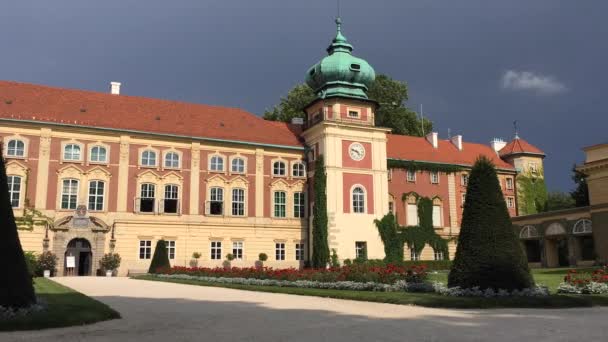 Fachada del antiguo Castillo Lubomirski y la familia Potocki - Lancut, Polonia — Vídeo de stock