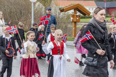 Verdal, Norveç'te okul öncesi parde insanlar.