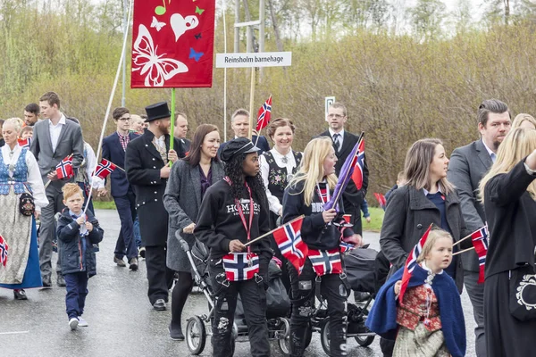 People on parde before school in Verdal, Norway. — Stock Photo, Image