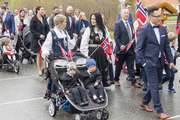 People on parde before school in Verdal, Norway. — Stock Photo, Image