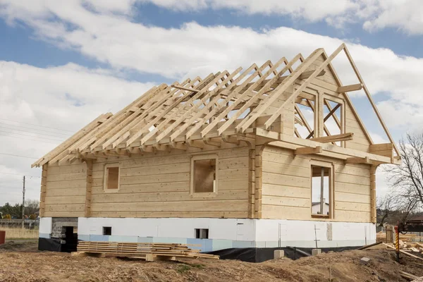 Casa de madera en construcción. — Foto de Stock