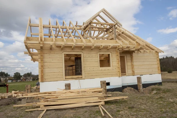 Casa de madera en construcción. —  Fotos de Stock