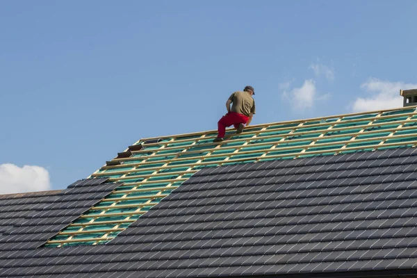 Roofer in work — Stock Photo, Image