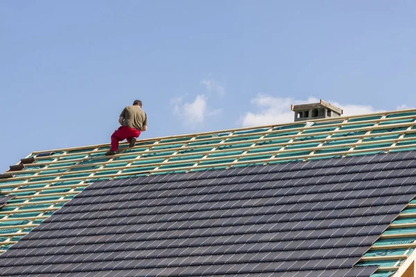 Roofer en el trabajo — Foto de Stock