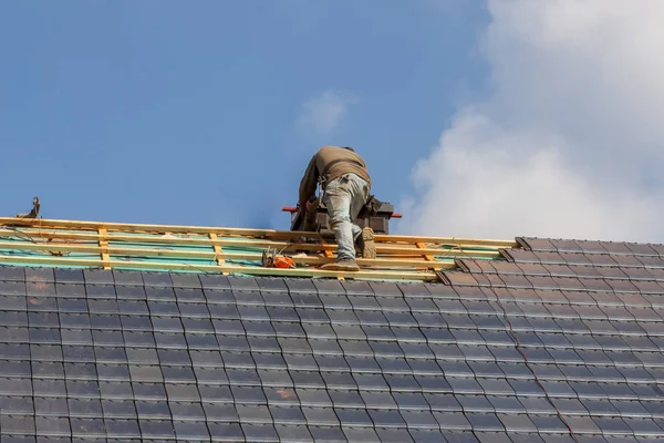 Roofer no trabalho — Fotografia de Stock