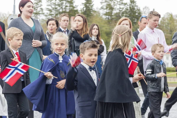 Mensen op de parde voordat de school in Verdal, Noorwegen. Stockfoto
