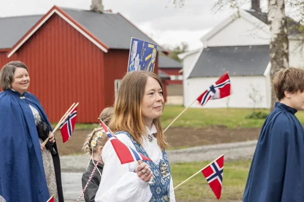 Människor på parde innan skolan i Verdal, Norge. Royaltyfria Stockbilder