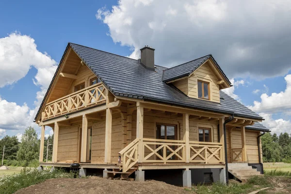 Nieuwe houten huis Stockafbeelding