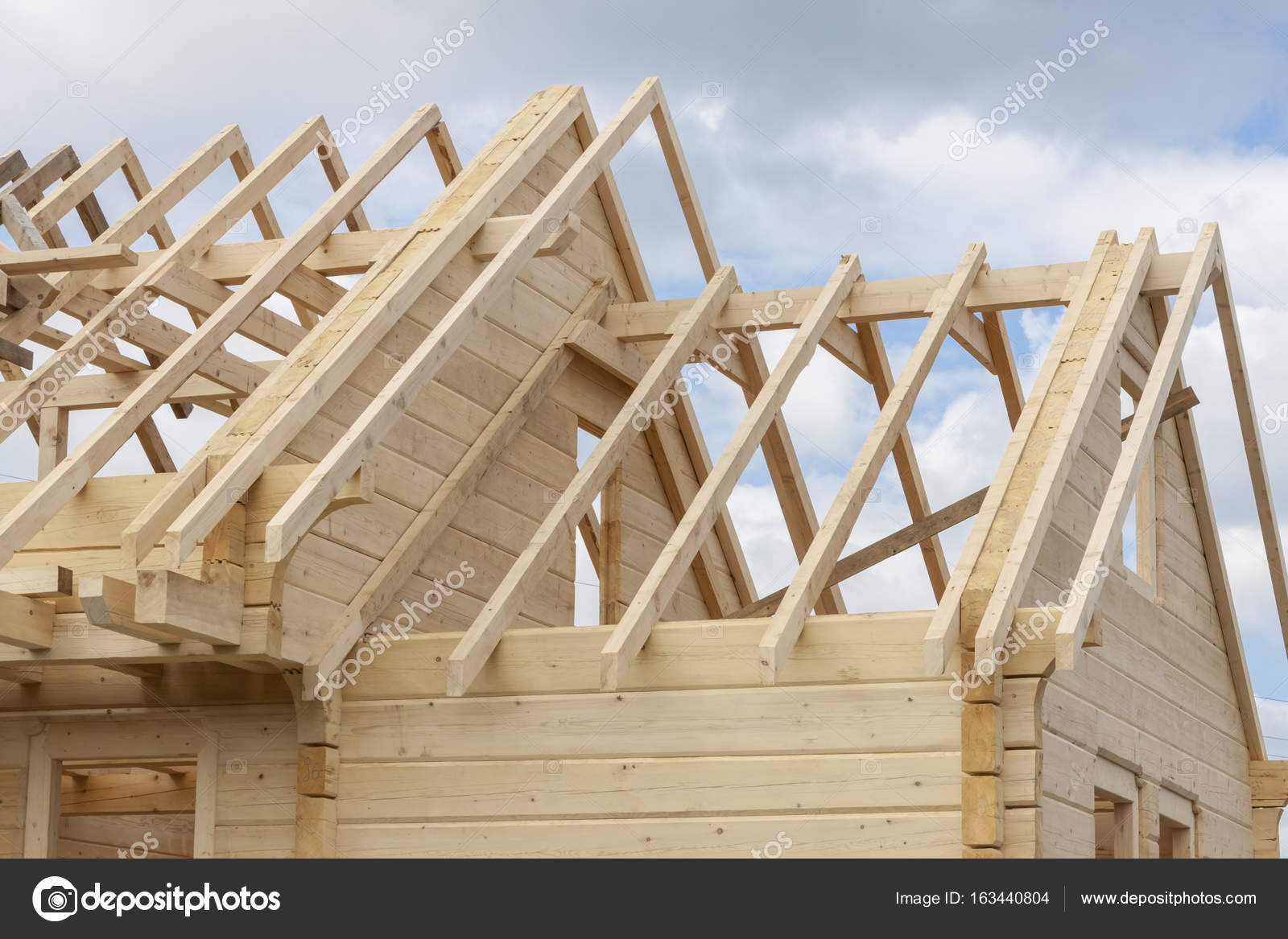 строить крышу деревянного дома. стропильная система двускатной крышиет. стропила в деревянном доме. строить крышу деревянного дома. асимметричная двускатная крыша стропильная система.