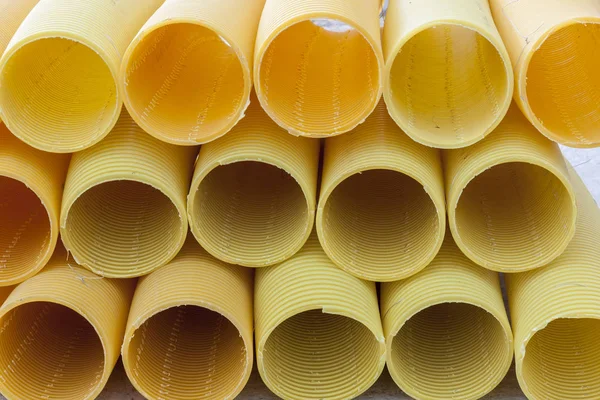 Żółta rura odpływowa — Zdjęcie stockowe