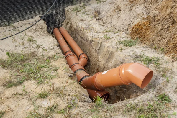 Baustelle - orangefarbenes Abwasserrohr — Stockfoto