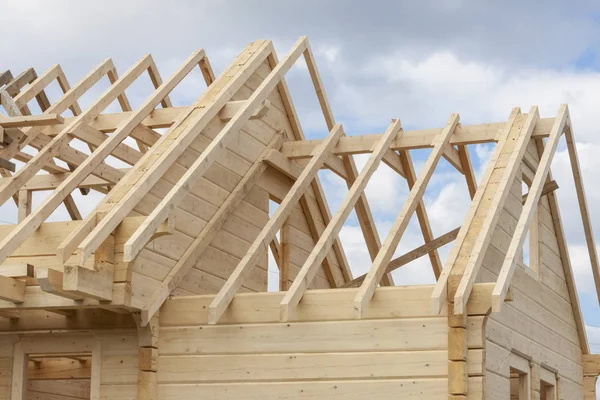 Struktur eines Holzhauses im Bau — Stockfoto