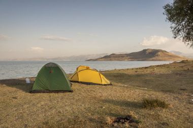 İki çadır - Van Gölü kıyısında, Türkiye.