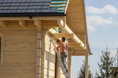 Merdiven - inşaat alanı üzerinde çalışan.