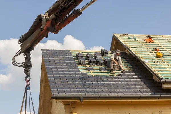 Roofer på ofärdiga taket. — Stockfoto