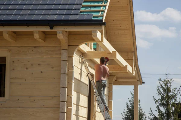 Trabajador en escalera - obra de construcción . — Foto de Stock