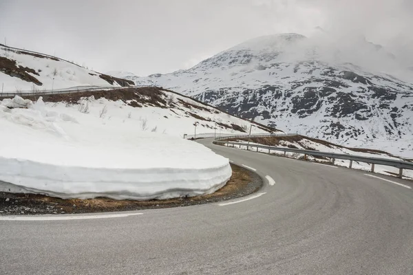 ノルウェーで最も高い峠への道. — ストック写真