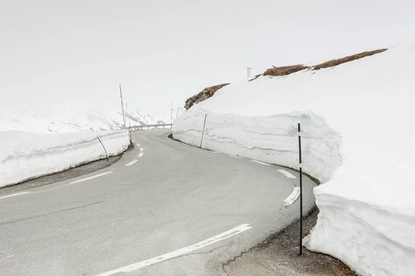 Estrada para a passagem mais alta na Noruega . — Fotografia de Stock