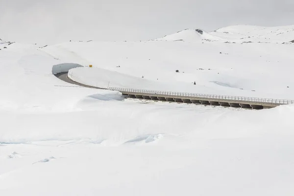 Estrada para a passagem mais alta na Noruega . — Fotografia de Stock