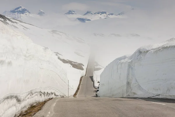 Straße zum höchsten Pass Norwegens. — Stockfoto