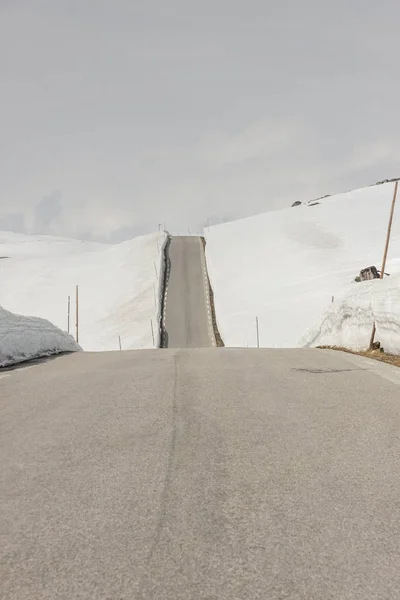Yol için Norveç'te en yüksek geçiş. — Stok fotoğraf