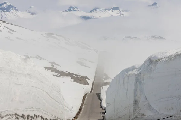 Straße zum höchsten Pass Norwegens. — Stockfoto