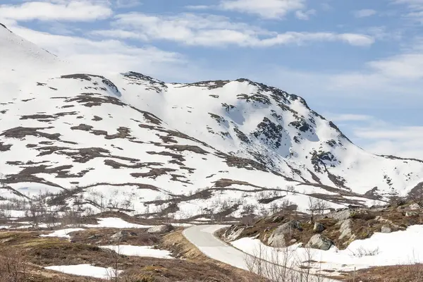 Weg naar de hoogste alpenpas in Noorwegen. — Stockfoto