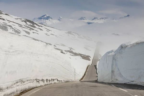 Vägen till högsta pass i Norge. — Stockfoto