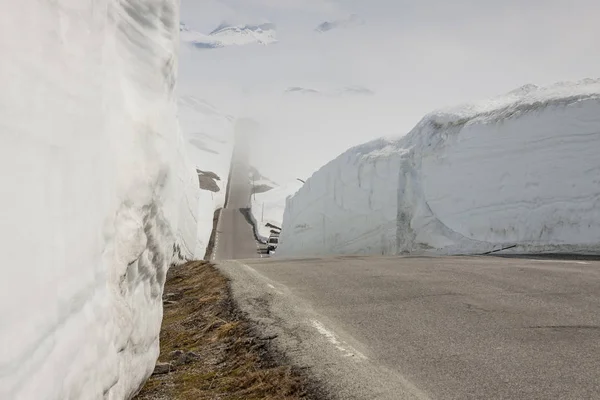 Weg naar de hoogste alpenpas in Noorwegen. — Stockfoto