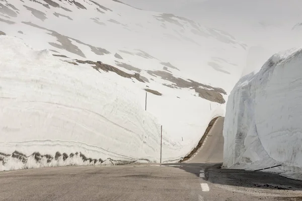 ノルウェーで最も高い峠への道. — ストック写真