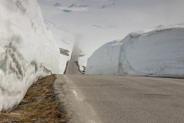 ノルウェーで最も高い峠への道. — ストック写真