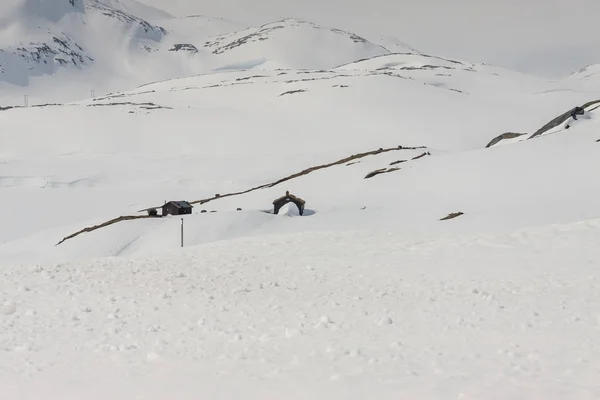 ノルウェーの雪 - 下の木造コテージ. — ストック写真