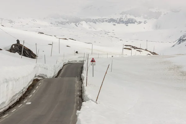 Yol için Norveç'te en yüksek geçiş. — Stok fotoğraf