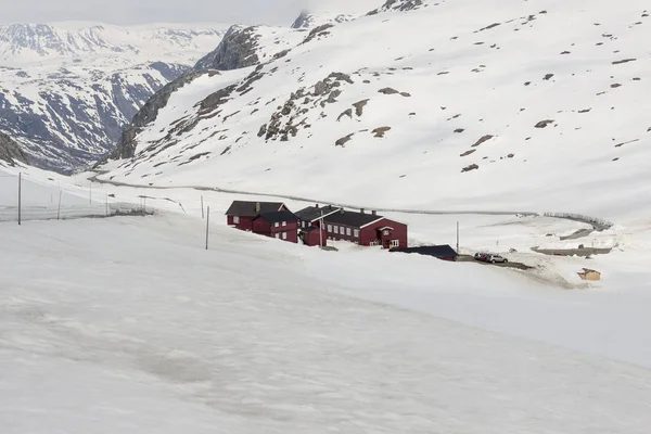 Weg naar de hoogste alpenpas in Noorwegen. — Stockfoto