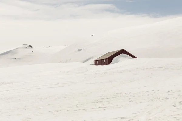 Chalet en bois sous la neige - Norvège . — Photo