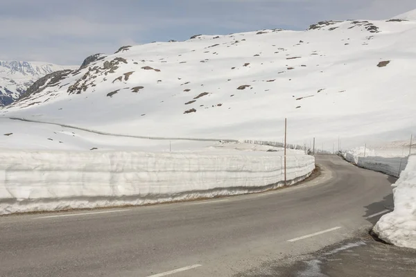 Estrada para a passagem mais alta na Noruega . — Fotografia de Stock