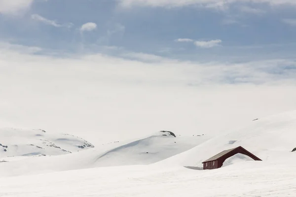 ノルウェーの雪 - 下の木造コテージ. — ストック写真