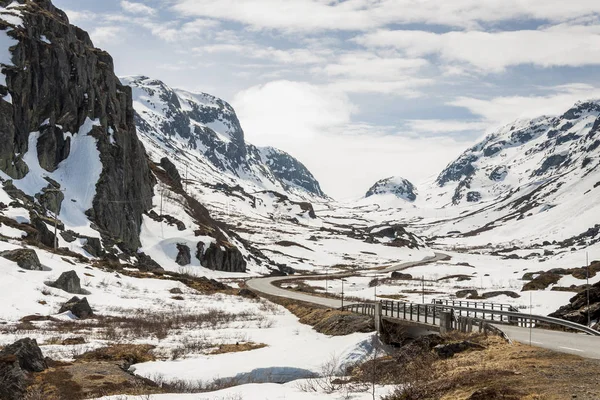 Weg naar de hoogste alpenpas in Noorwegen. — Stockfoto
